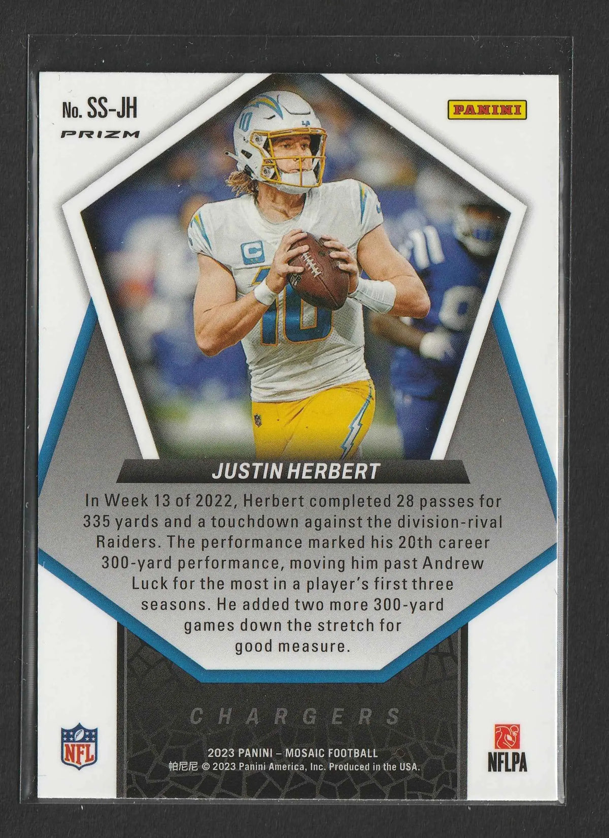 Dies ist eine 2023 panini mosaic football trading card von justin herbert in chargers uniform mit football