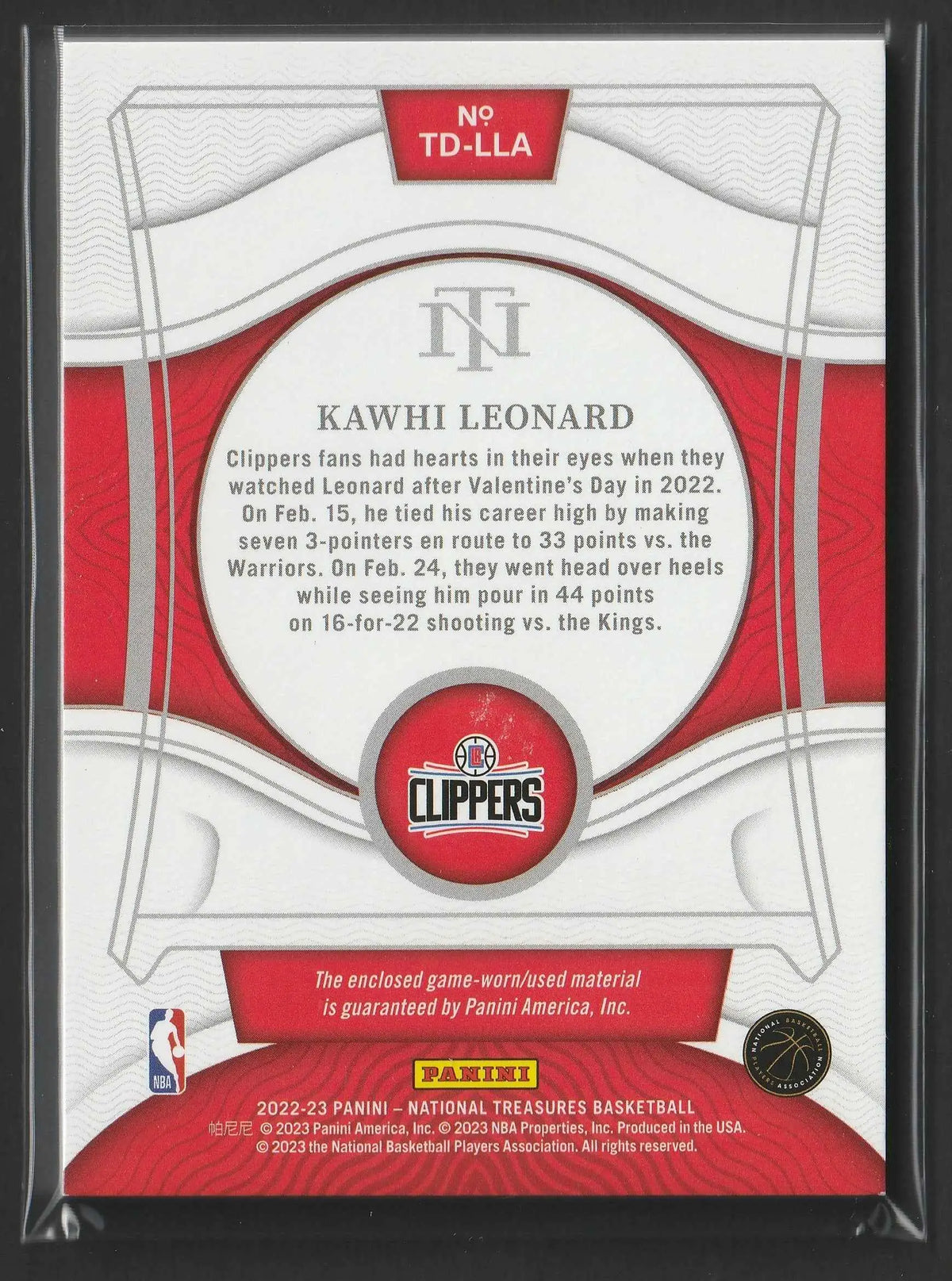 Roter und weißer kawhi leonard basketball-sammelkarte mit rundem clippers-logo aus der national treasures threads 22/23 serie