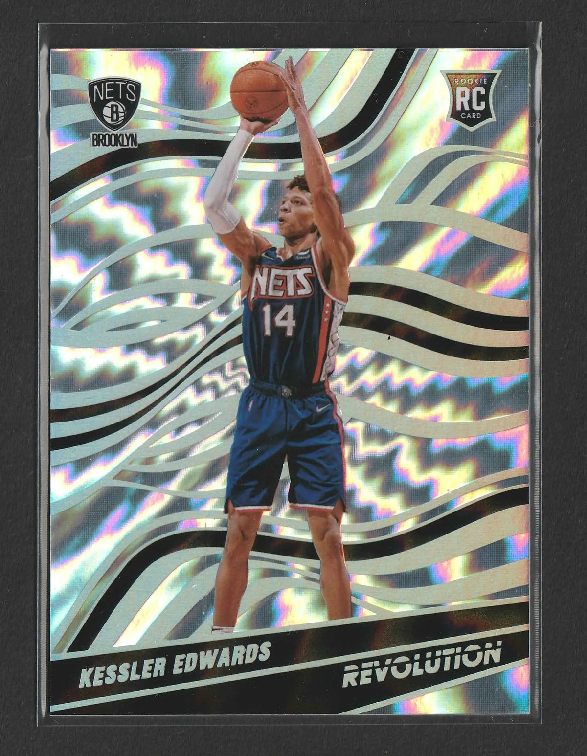 Ein schimmernder holografischer basketball trading card von kessler edwards in blauem brooklyn nets trikot nummer 14 mit irisierendem wellenmuster hintergrund