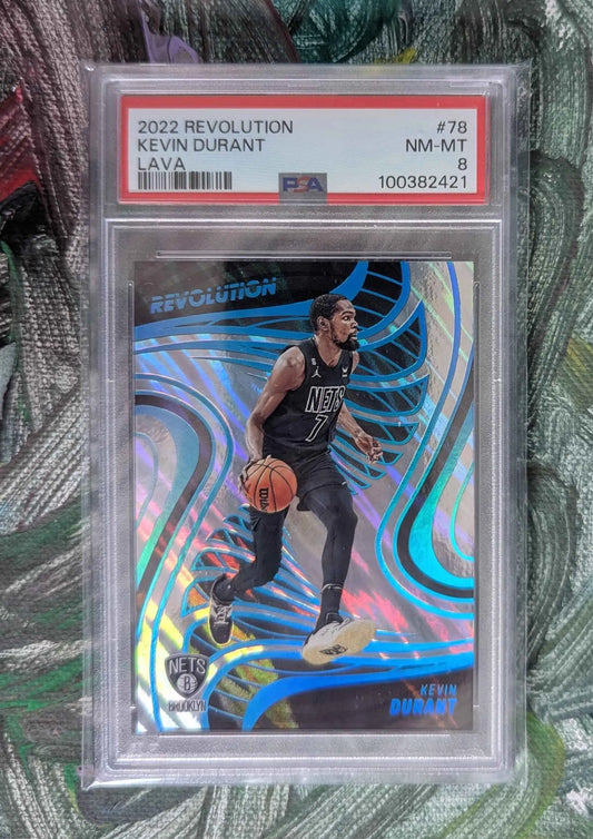 Kevin durant 2022 23 panini revolution lava basketball trading card mit holografischem blauen und regenbogenmuster