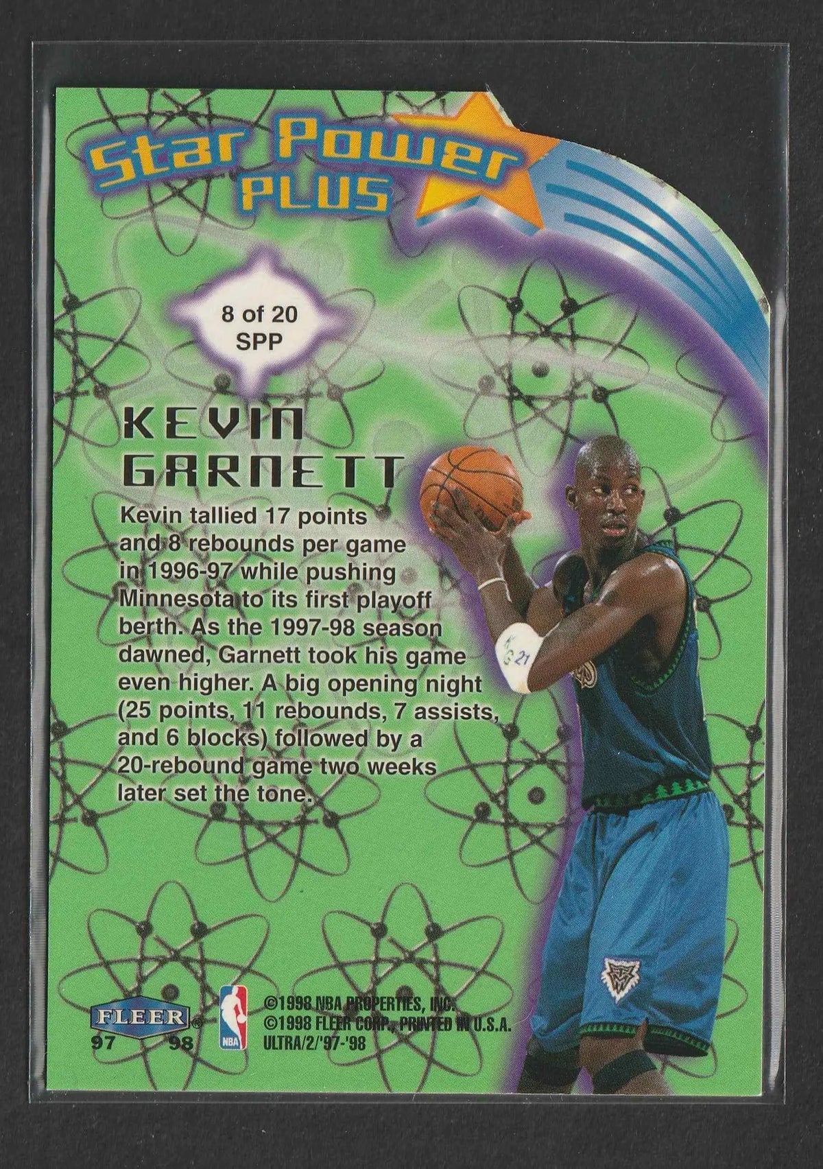 Kevin Garnett 1997-98 Fleer Ultra star power die-cut plus trading card grün und lila mit Basketball in Timberwolves-Uniform