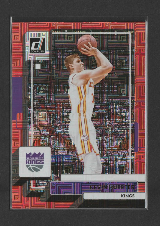 Ein roter und lila geometrisch gemusterter basketball trading card zeigt kevin huerter in einem weißen donruss-trikot