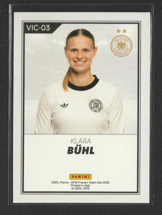 Weißer langarm-fußballtrikot mit schwarzem kragen adidas-logo und deutschem nationalmannschaftswappen klara bühl 2025