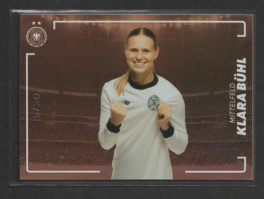 Weißes langarm-fußballtrikot mit schwarzem kragen und bündchen adidas-logo und dfb-wappen klara bühl 2025 panini set