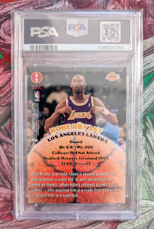 Ein psa 9 zertifizierter kobe bryant basketball trading card 1996/97 in lila und gold von los angeles lakers, geschützt verpackt