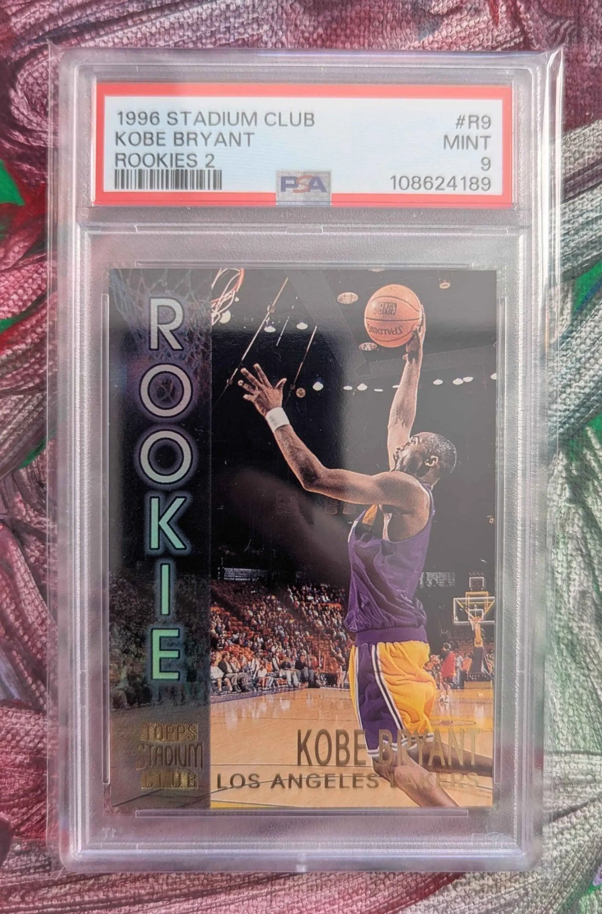 Kobe Bryant 1996 97 Topps Stadium Club Rookies Series 2 Basketballkarte im PSA 9 Schutzslab in farbe