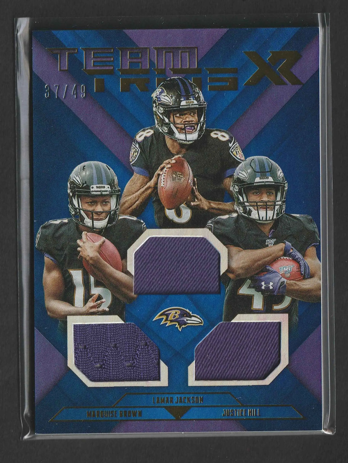 Blaue und violette team trios fußball trading card mit drei baltimore ravens spielern und violetten stoffstücken