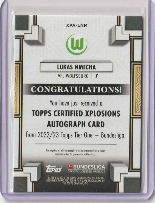 Silberne und schwarze topps certified xplosions autograph karte von lukas nmecha vfl wolfsburg im schutzetui