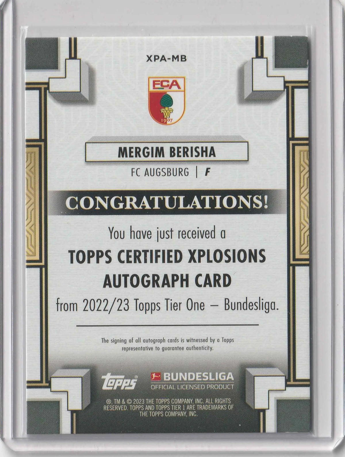Silberner und schwarzer topps certified xplosions autograph card mit mergim berisha von fc augsburg in schutzverpackung