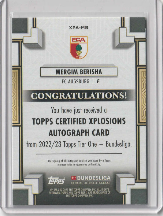 Silberner und schwarzer topps certified xplosions autograph card mit mergim berisha von fc augsburg in schutzverpackung