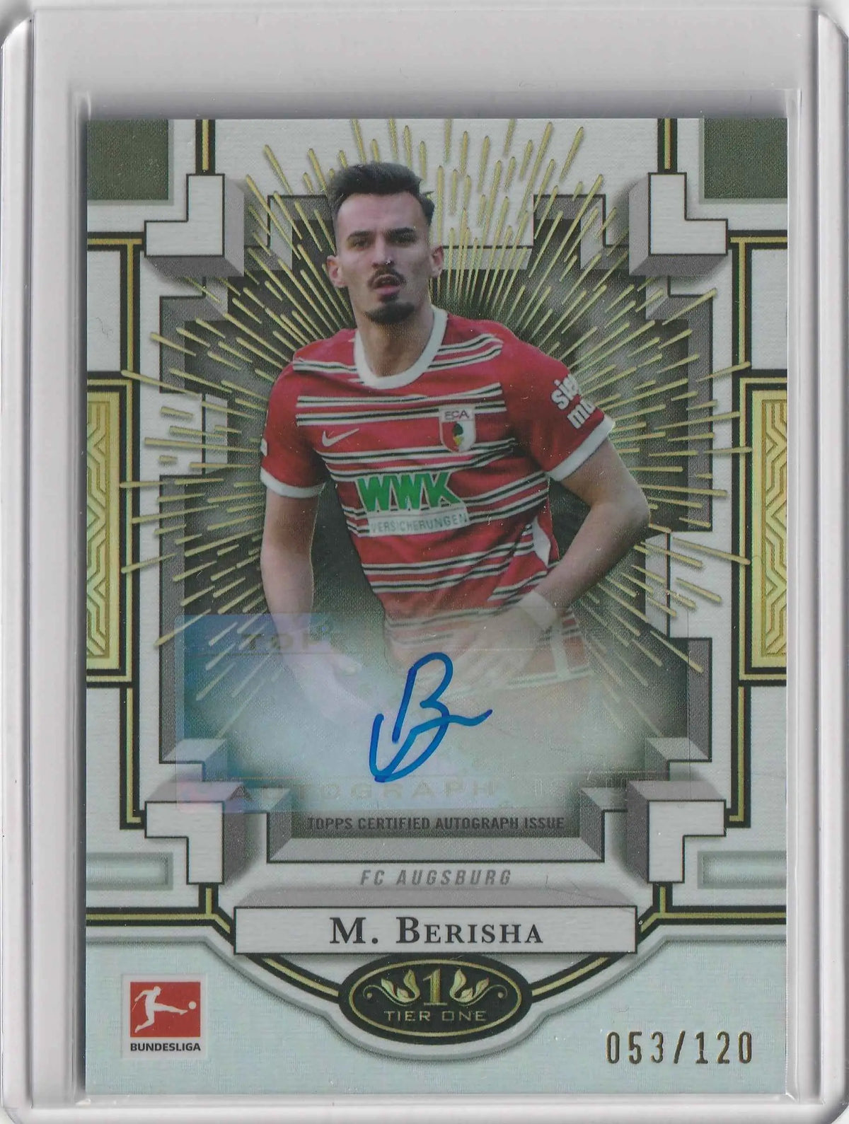 Mergim Berisha 2022/23 Topps Tier One Bundesliga fußballtrikot rot-weiß gestreift mit grünen sponsorlogos
