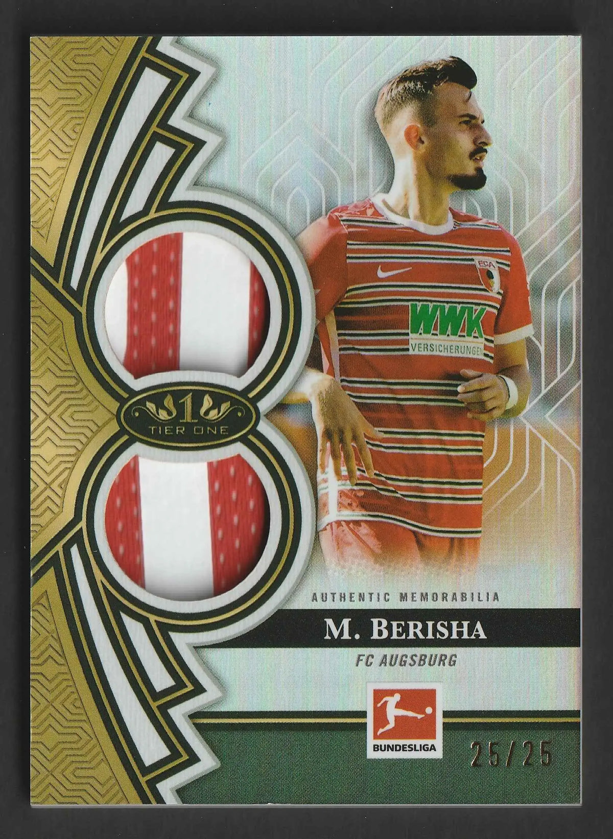 Mergim berisha 2022/23 topps tier one bundesliga dual relic zeigt rot-weiß gestreiftes fußballtrikot mit schwarzer einfassung und grünem wwk-logo