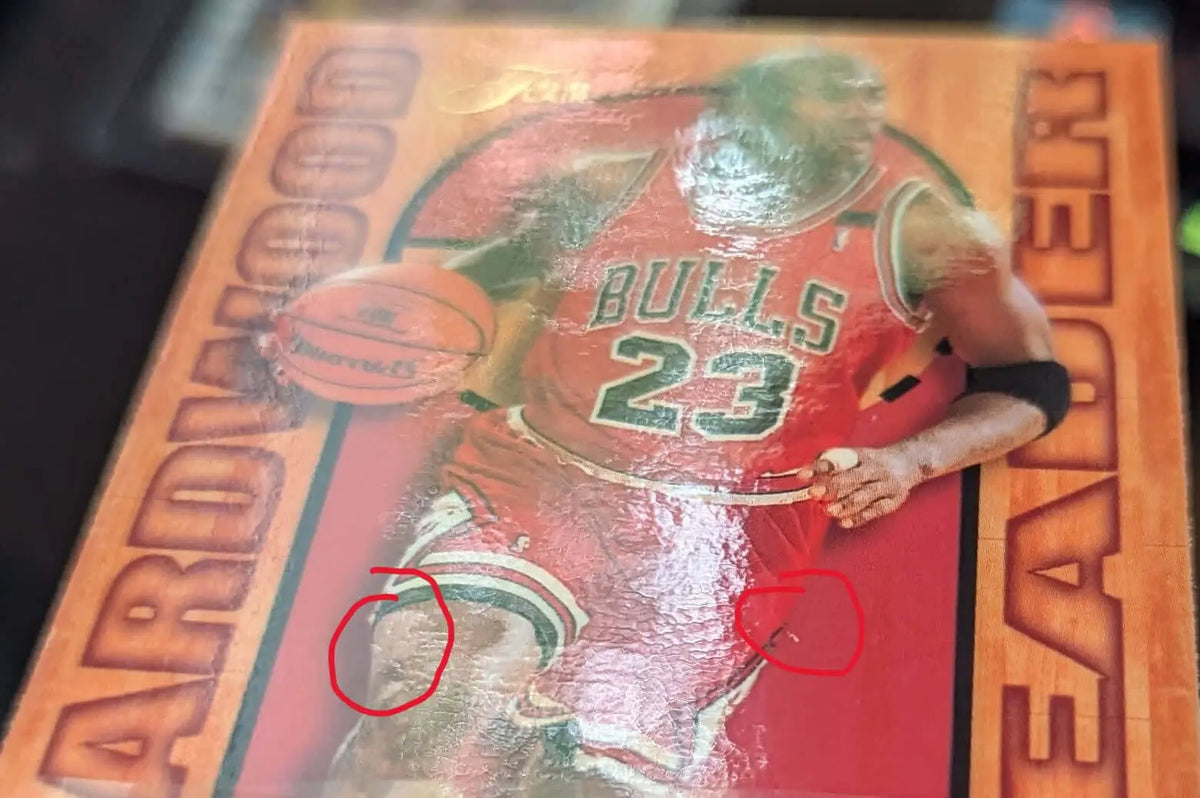 Ein gerahmtes poster zeigt ein rotes chicago bulls trikots mit der nummer 23 und michael jordan in aktion aus michael jordan 1995-96 fleer flair hardwood leader nr 4