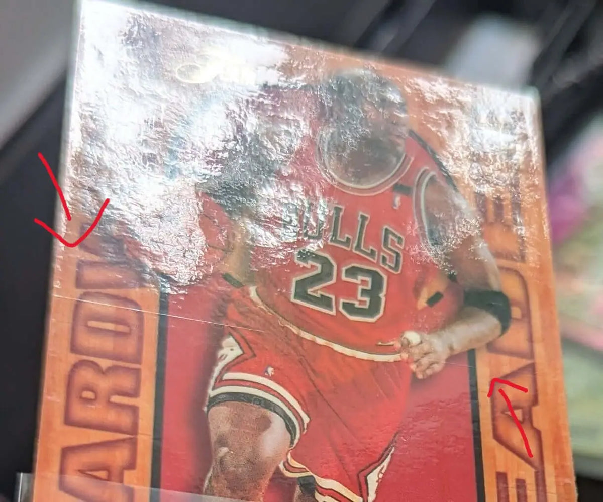 Ein glänzendes rotes chicago bulls trikots mit der nummer 23 auf einer michael jordan 1995-96 fleer flair basketball sammelkarte