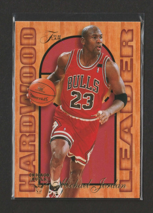 Ein 1995-96 fleer flair hardwood leader trading card mit michael jordan im roten chicago bulls trikot nummer 23 mit basketball