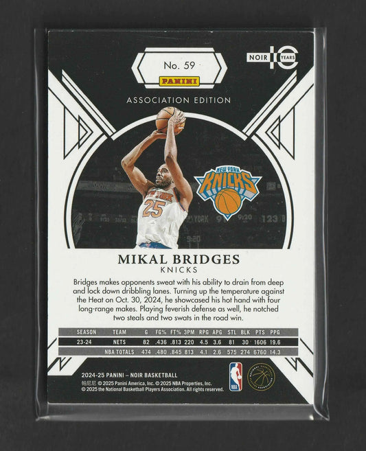 Schwarzweißes panini noir association edition basketball tradingkarte von mikal bridges im weißen new york knicks trikot nummer 25 beim wurf