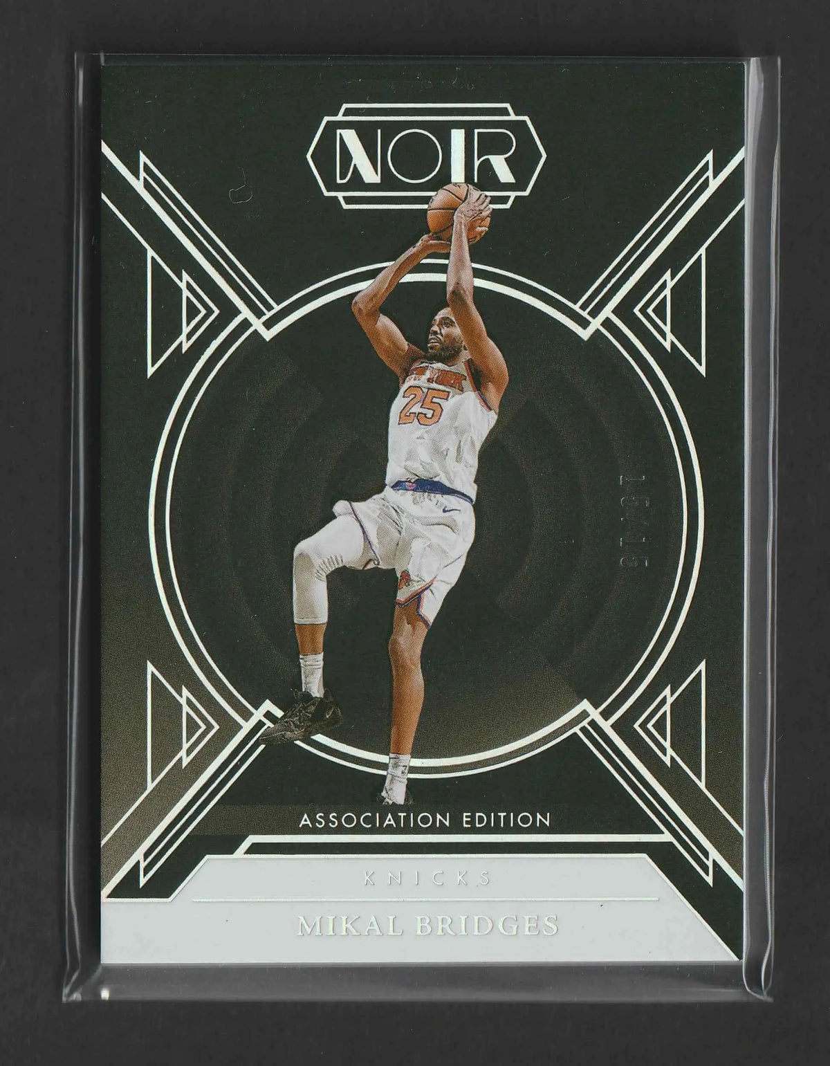 Schwarzweißes noir basketball trading card von mikal bridges im weißen knicks-trikot nummer 25 beim sprungwurf