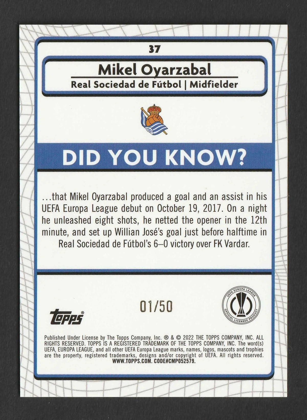 Dies ist eine blaue und weiße uefa europa league trading card von mikel oyarzabal real sociedad topps logo unten