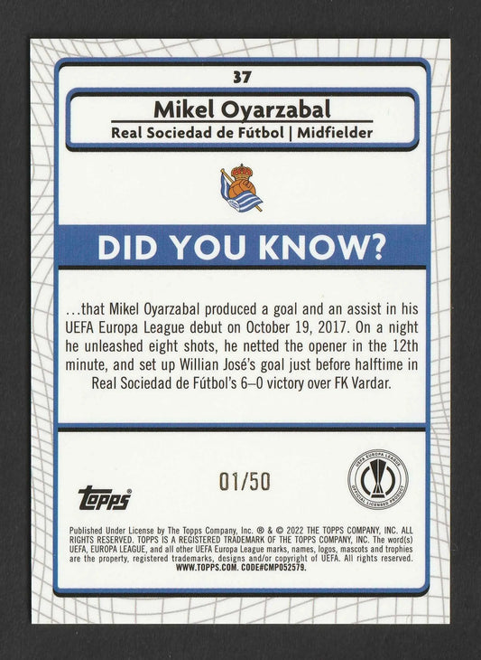 Dies ist eine blaue und weiße uefa europa league trading card von mikel oyarzabal real sociedad topps logo unten