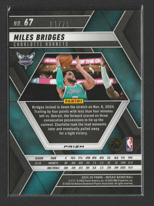 Teal und schwarze sechseckige basketball-sammelkarte von miles bridges in charlotte hornets trikot 2024-25 panini mosaic international red mosaic prizm 01/75 nummer 67