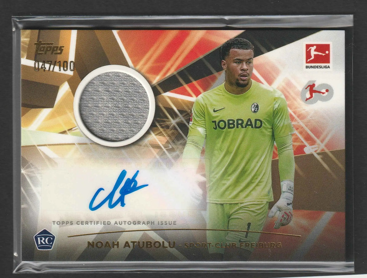 Dies ist eine topps zertifizierte autograph trading card von noah atubolu in grünem sport club freiburg trikot mit unterschrift und spielgetragenem stoffpatch