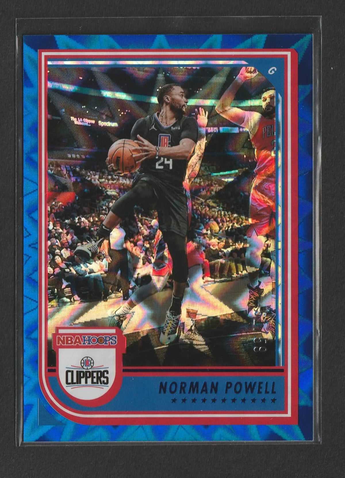 Blue und rote holografische nba hoops trading card von norman powell in schwarzem clippers-trikot nummer 24, panini 2022-23