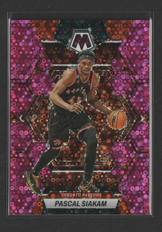 Ein lebhaftes lila und pink holographisches basketball-sammelkarte mit pascal siakam im schwarzen toronto raptors-trikot