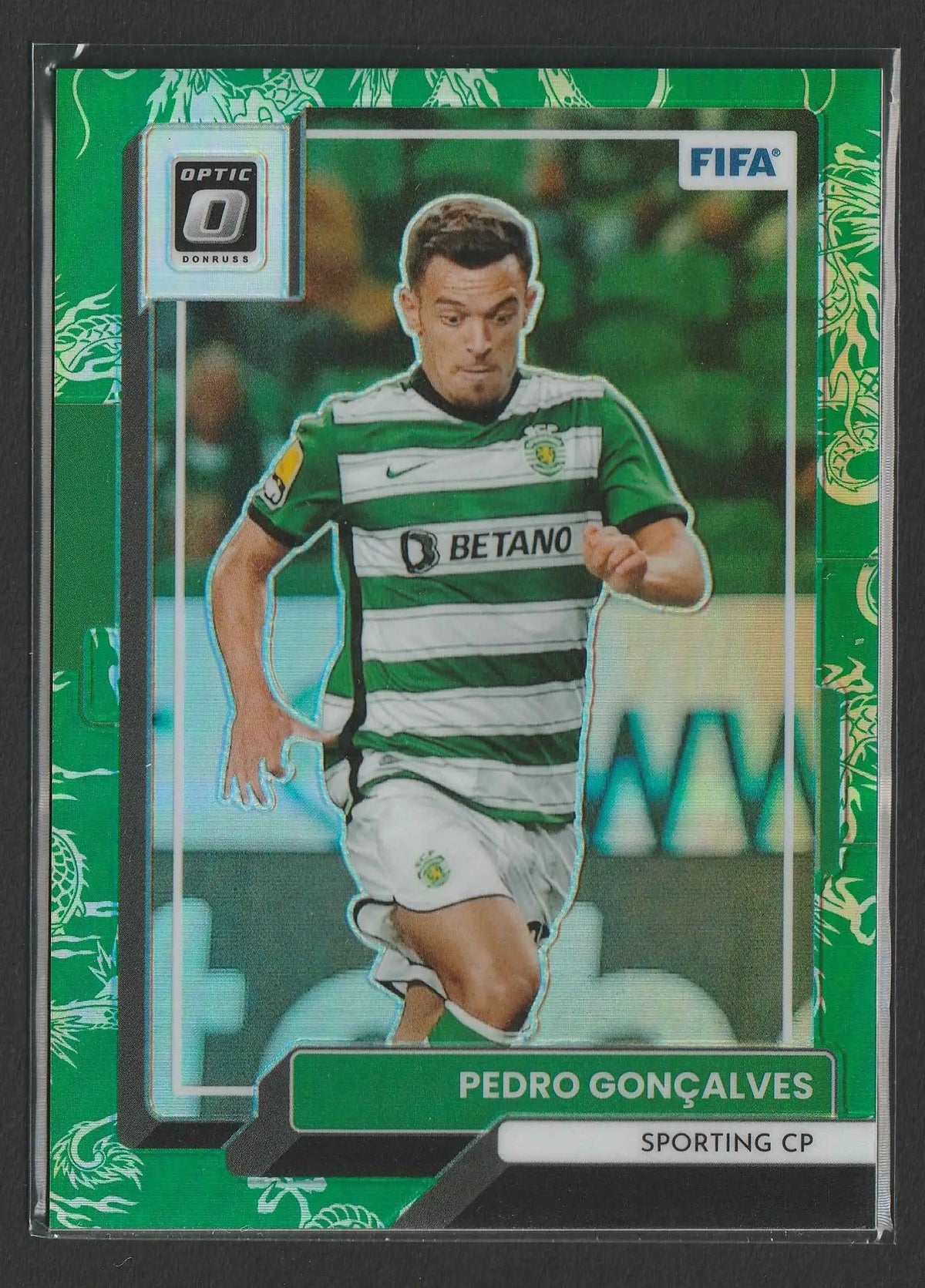 Grün-weiß gestreifte fußball-sammelkarte mit pedro gonçalves von sporting cp 2022-23 panini donruss optic dragon prizm 2/8 nr 123