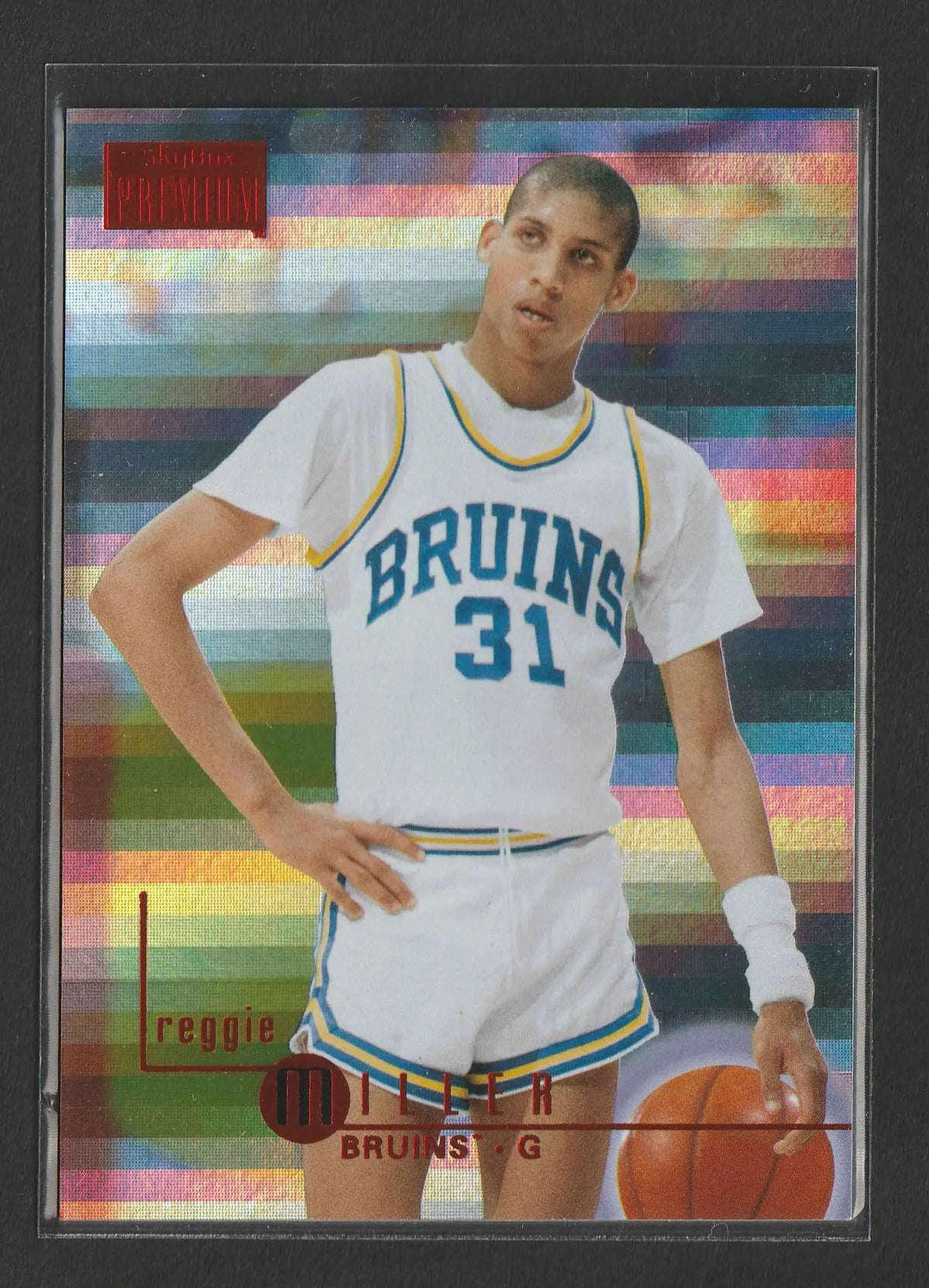 Dies ist eine 1995-96 panini premier basketball trading card von reggie miller im weißen und blauen bruins-trikot mit nummer 31
