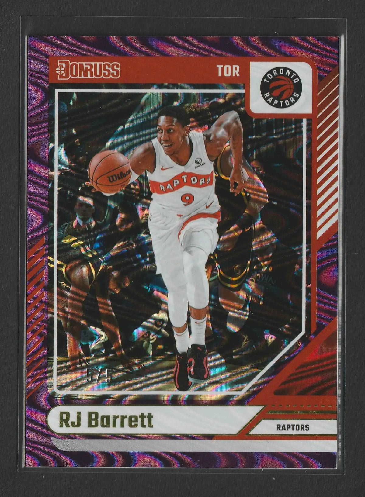 Ein lebendiger rot-lila schimmernder basketball trading card von rj barrett in weißem toronto raptors jersey mit basketball