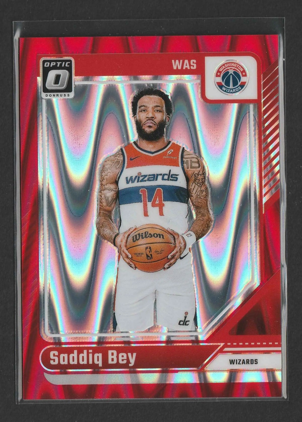 Rote und silberne holografische saddiq bey basketball-sammelkarte in washington wizards trikot nummer 14