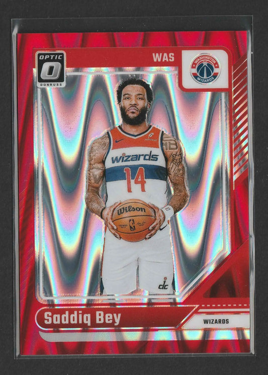 Rote und silberne holografische saddiq bey basketball-sammelkarte in washington wizards trikot nummer 14