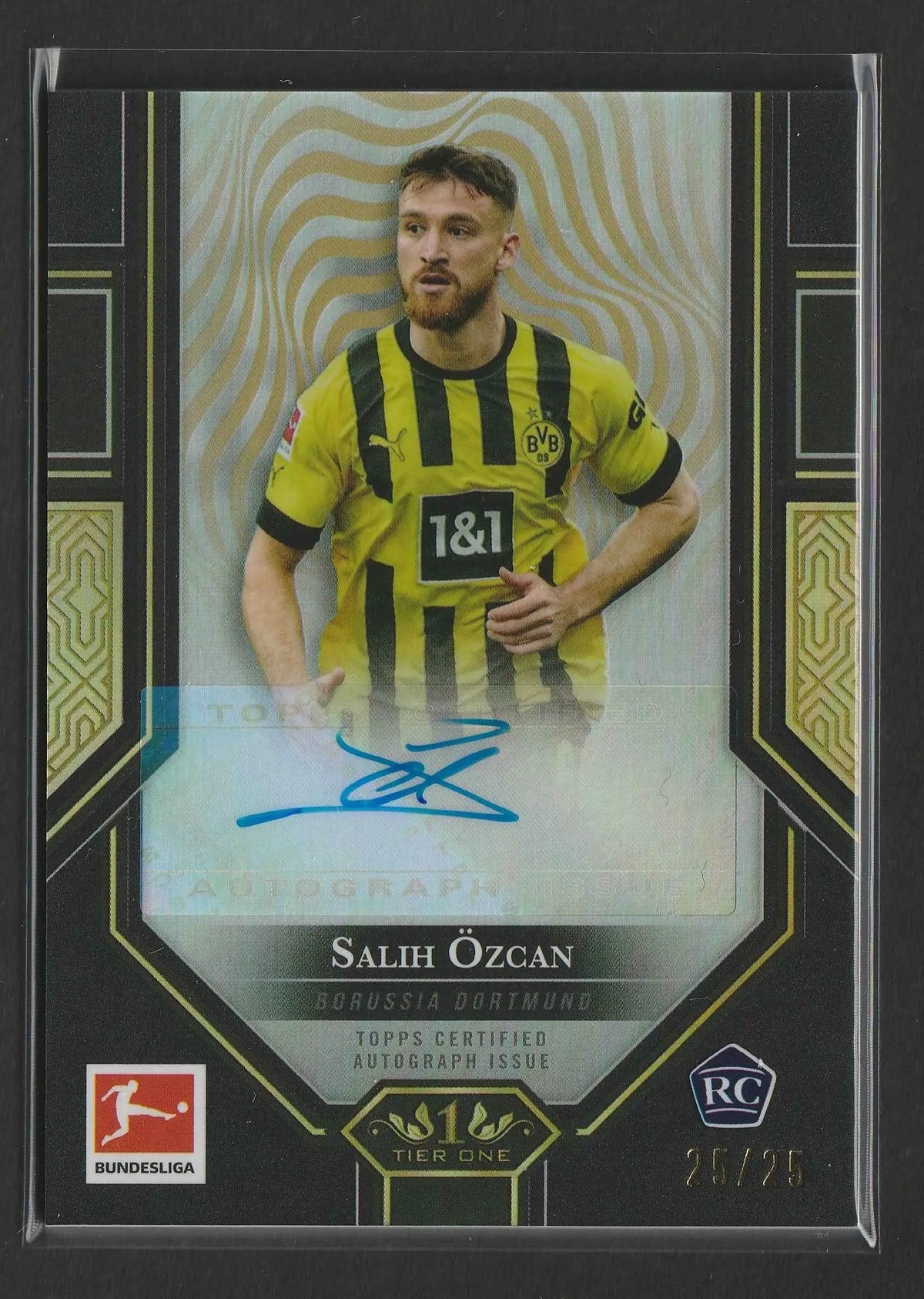 Schwarze und goldgerahmte salih özcan trading card mit autograph im borussia dortmund 2022 23 topps tier one design