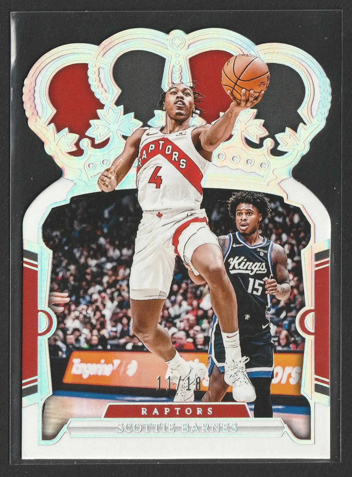Glänzende holographische Scottie Barnes trading card in weißem und rotem Raptors-trikot nummer 4 mit basketball