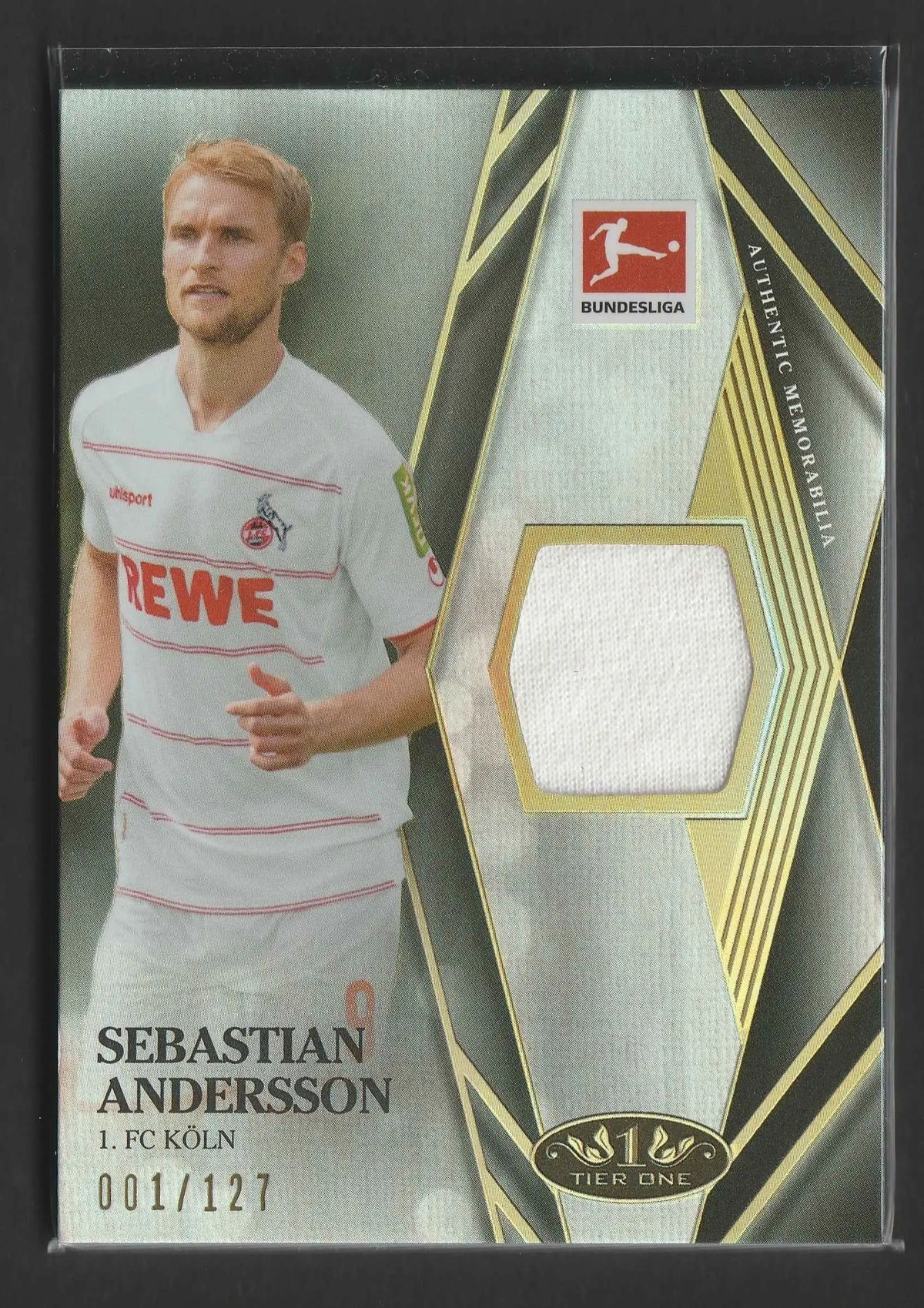 Silber und gold geometrische trading card mit footballspieler sebastian andersson in weißem trikot und stofffetzen