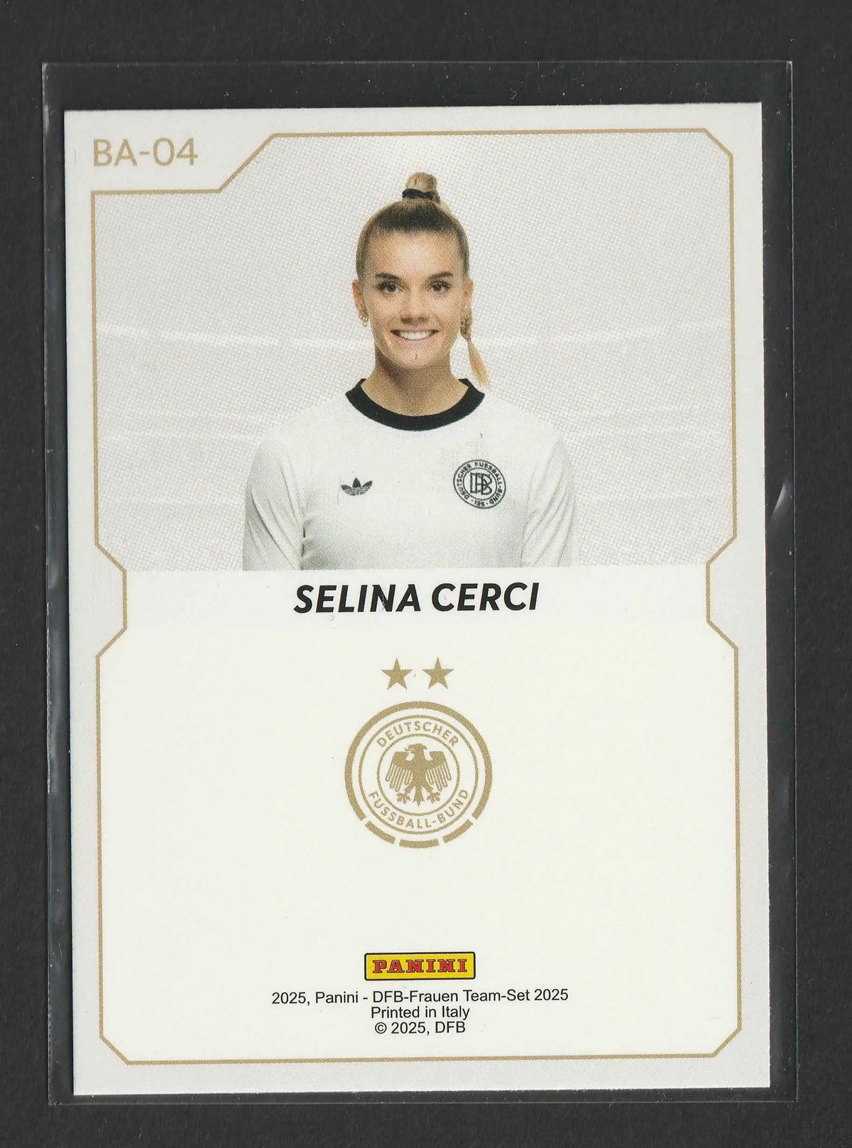Weiße und schwarze adidas-trikot von selina cerci mit emblem des deutschen fussballbunds auf der brust