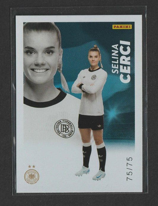 Dies ist eine panini trading card von selina cerci in weiß schwarzem adidas teamtrikot vor teal hintergrund