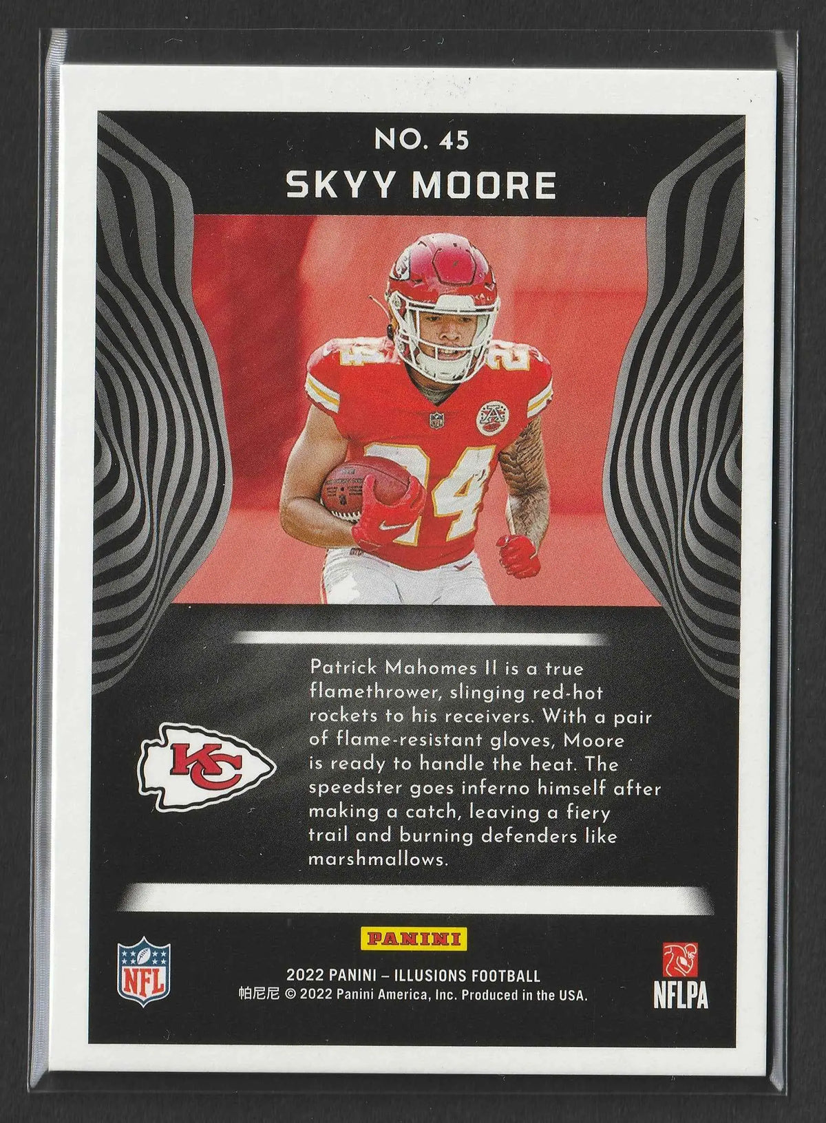 Rotes und weißes kansas city chiefs footballtrikot mit nummer 45 von skyy moore aus der 2022 panini illusions trophy collection blue rc 01/75