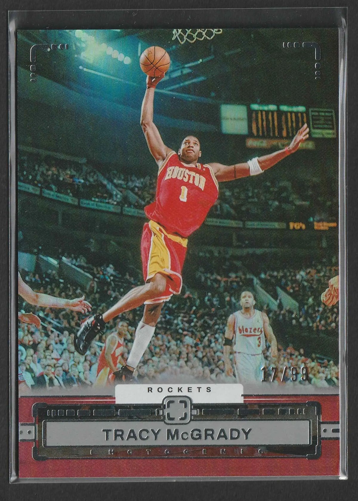 Rote und gelbe houston rockets basketball trading card mit tracy mcgrady in der luft nummer 1 2023-24 panini photogenic silver 17/99 145