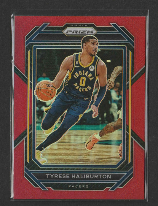 Red und schwarze prizm basketball trading card mit tyrese haliburton im indiana pacers trikot 2022-23