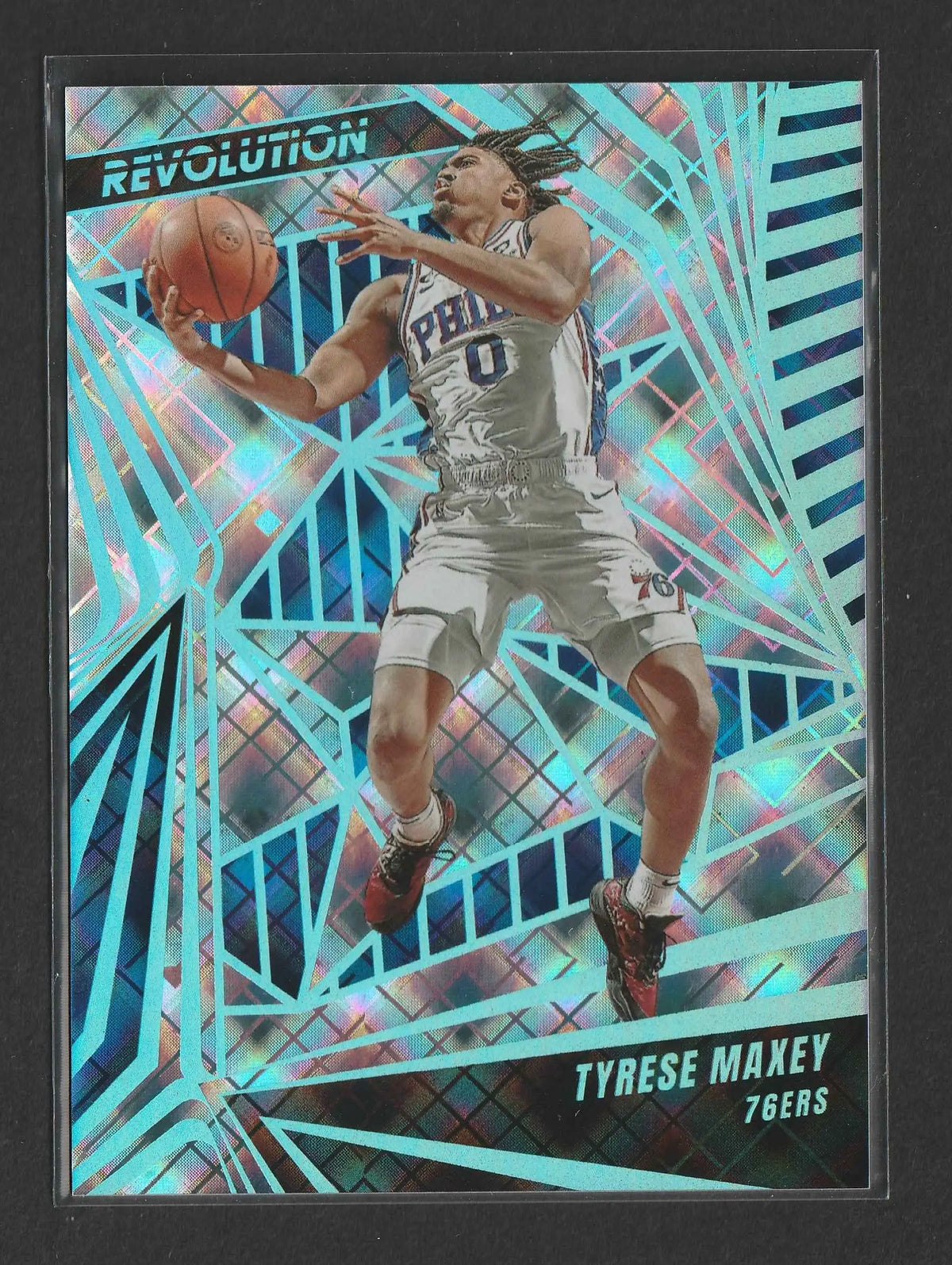 Ein lebendiger holografischer basketball-sammelkarte mit tyrese maxey in silbernem philadelphia 76ers-trikot nummer null auf geometrischem hintergrund