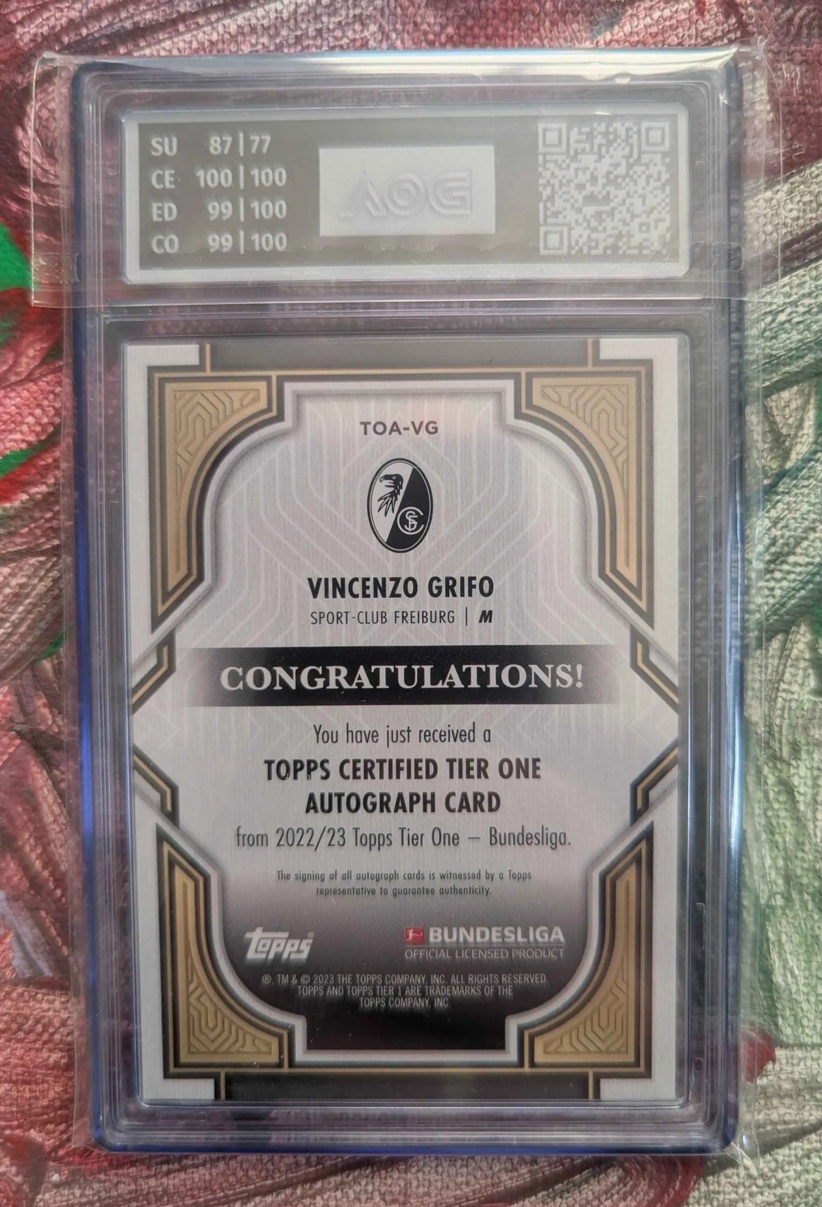 Vincenzo grifo 2023 topps tier one bundesliga autograph karte mit silber- und goldverzierung im schutzgehäuse