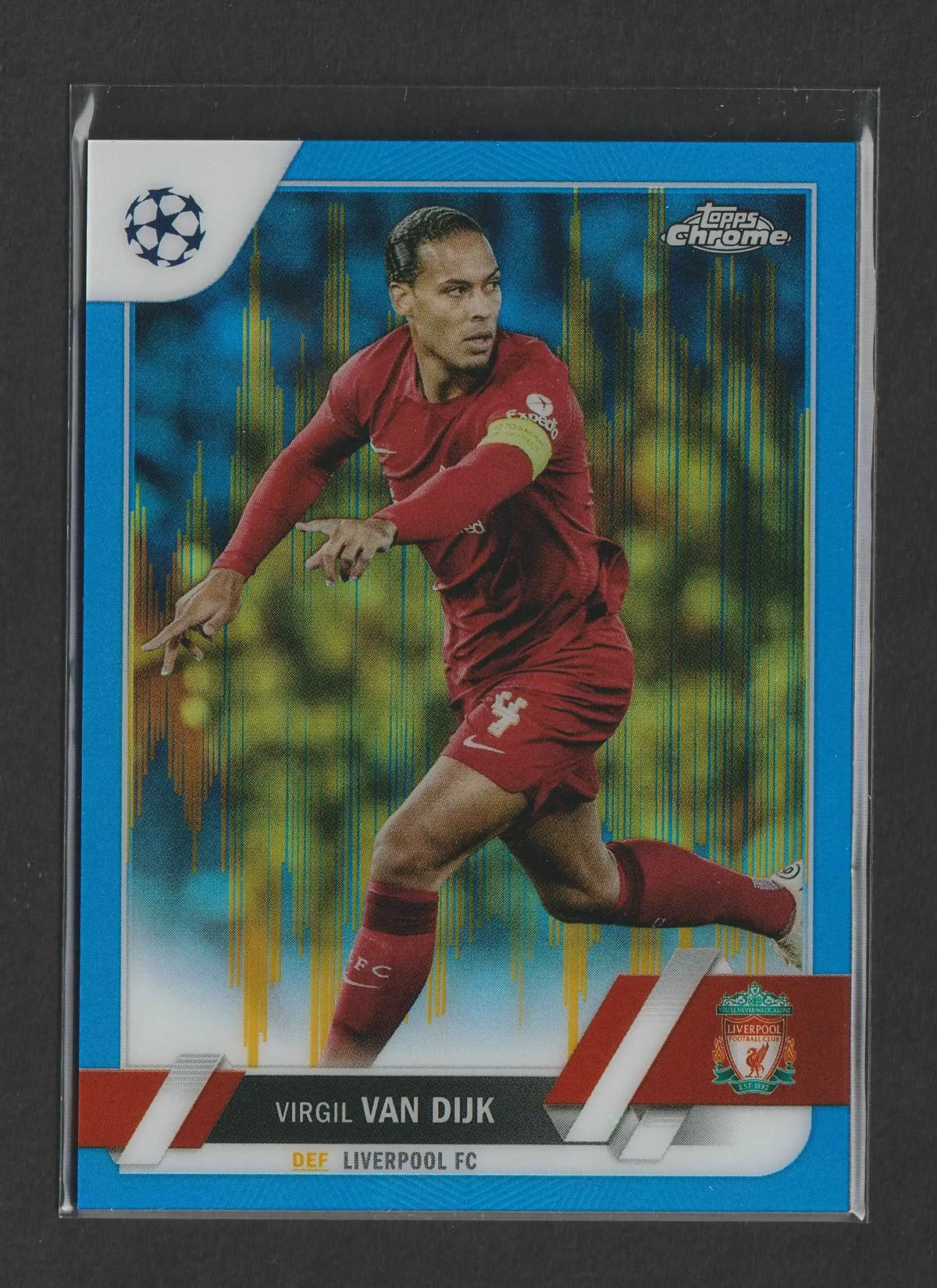 Blau gerahmte topps chrome trading card von virgil van dijk in rotem liverpool fc trikot mit goldenen ärmelakzenten