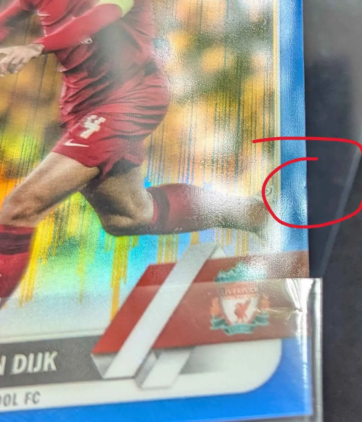 Glänzende holografische virgil van dijk 2022-23 topps chrome ucc blaue und goldene seismic refractor fußballkarte in rot