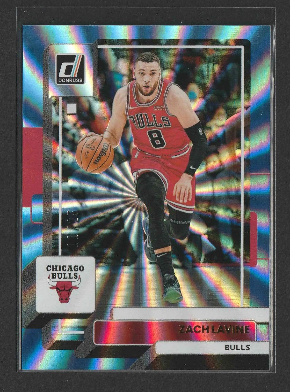 Ein leuchtend holographischer basketball-trading-card von zach lavine in rotem chicago bulls-trikot nummer 8 mit orangefarbenem spalding-ball
